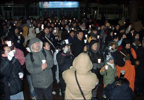 여중생 범대위가 주최한 '추모 농성장 강제철거 규탄 및 광화문 촛불행진'에는 400여명의 시민들이 참석했다. 